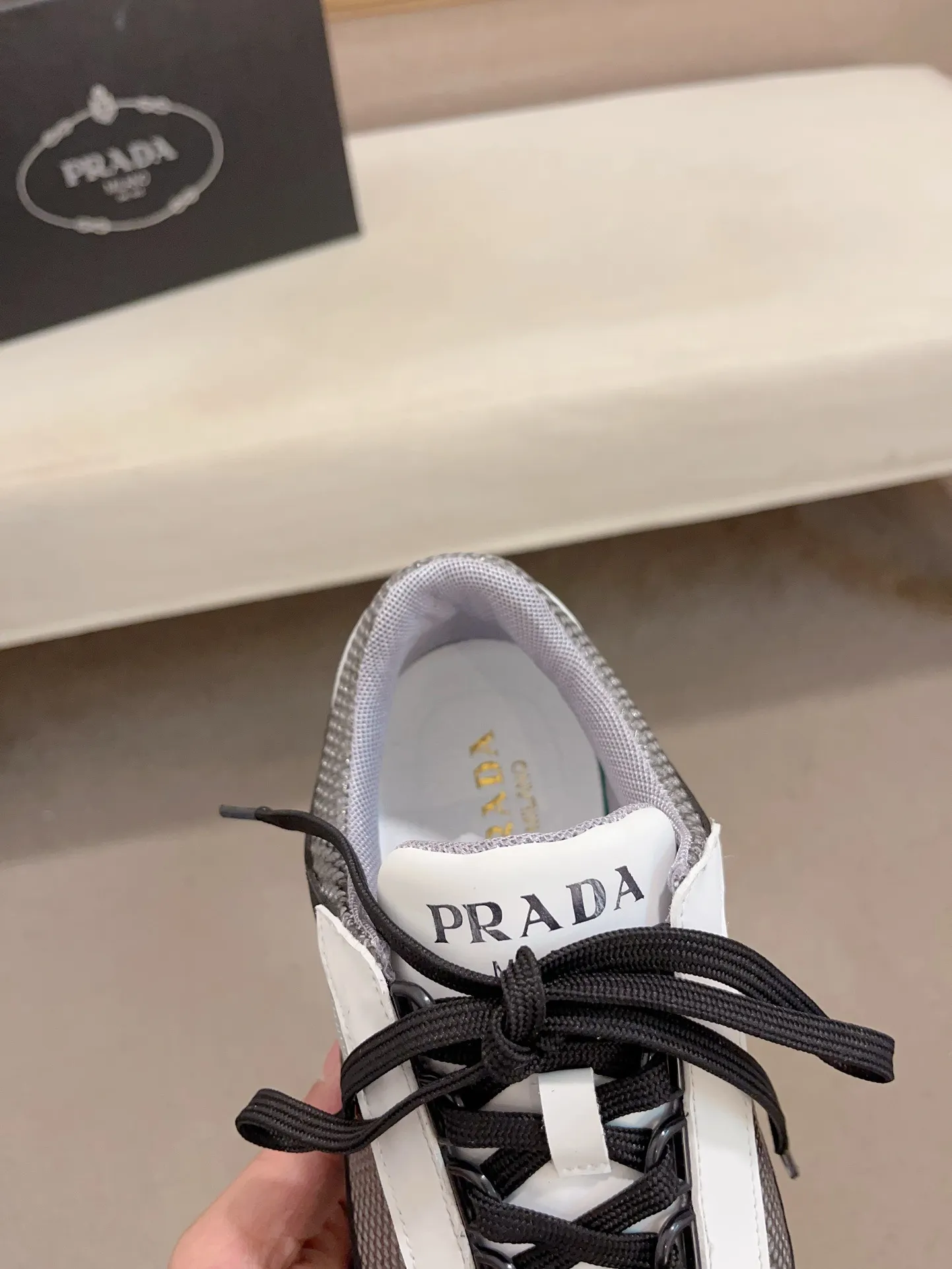 Men's shoes 💰 462💰🇮🇹🇮🇹PRADA (Prada) top 🔍🔍 new models are on sale at the same time at the counter, uppers 🇮🇹 Italian imported first-layer cowhide fabric Fully imported genuine leather lining 💪💪, completely 1⃣️ to 1⃣️ replica 🇮🇹💪💪, ⚠ sole: original sole provided by the original factory, exclusive movable molded foam outsole super comfortable, ⚠ original factory follow-up, 🔍🔍 high quality, you can go in and out of the counter at will, welcome to compare⚠. Code number: 38-44 (45.46 is custom-made and cannot be returned or exchanged)